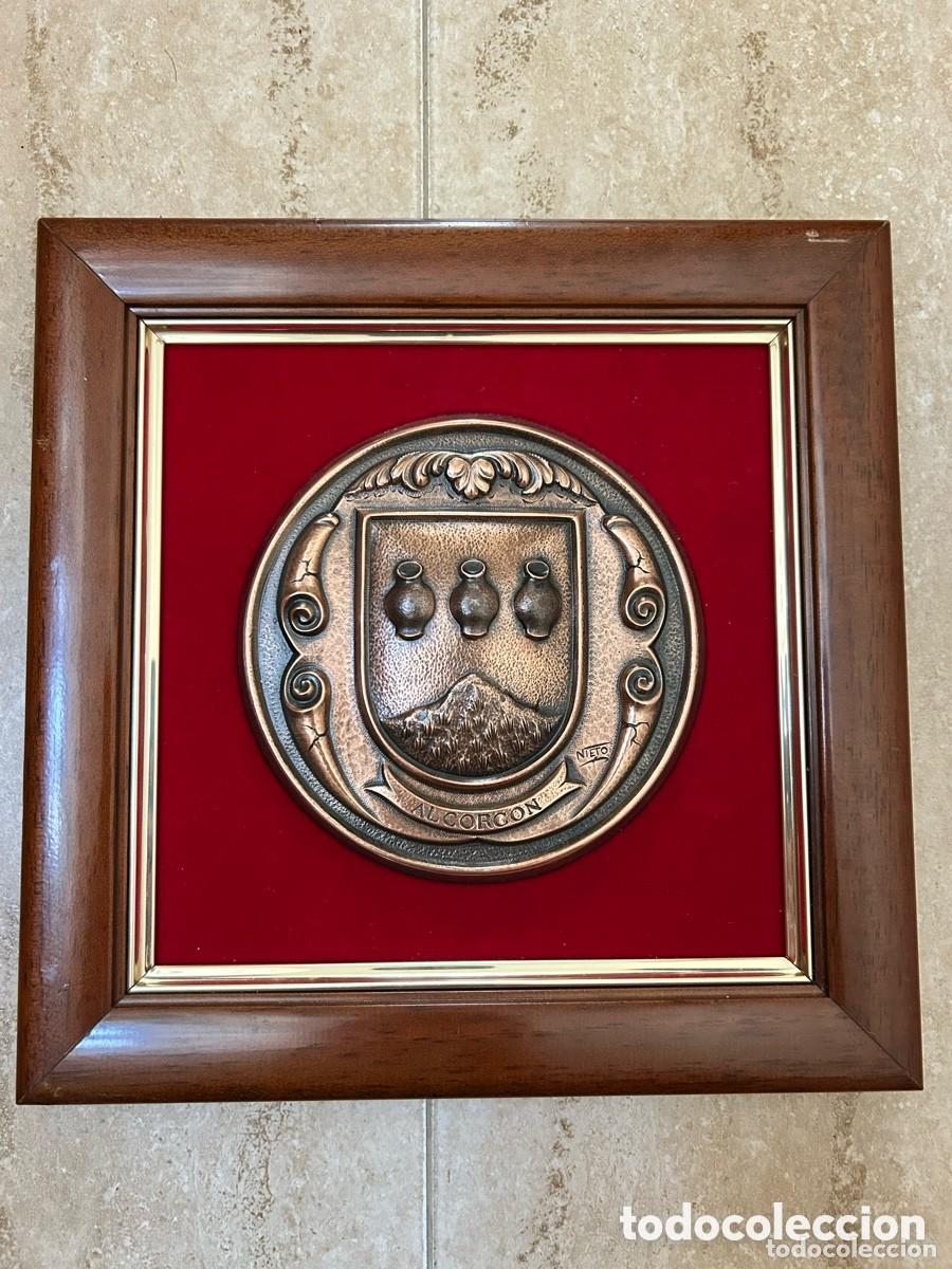 Arte: Escudo Her&aacute;ldico de Alcorcon firma Juan Nieto Garcia numerado y con certificado enmarcado cobre