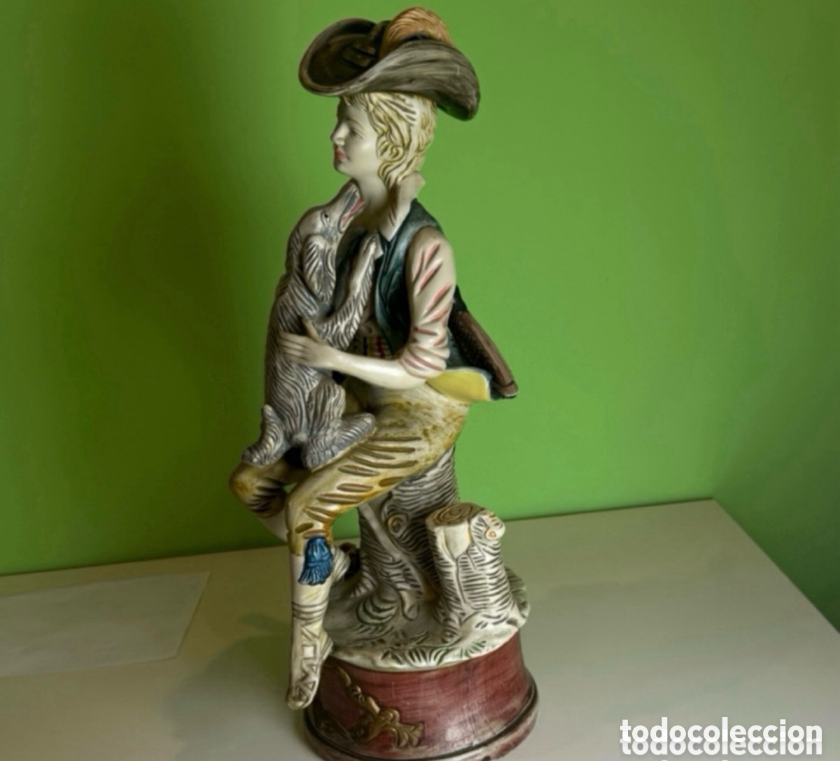 Arte: Figura cazador con escopeta y perro. estuco. 57 cm. de alto y 5 Kg.de peso &bull; Decorativo.