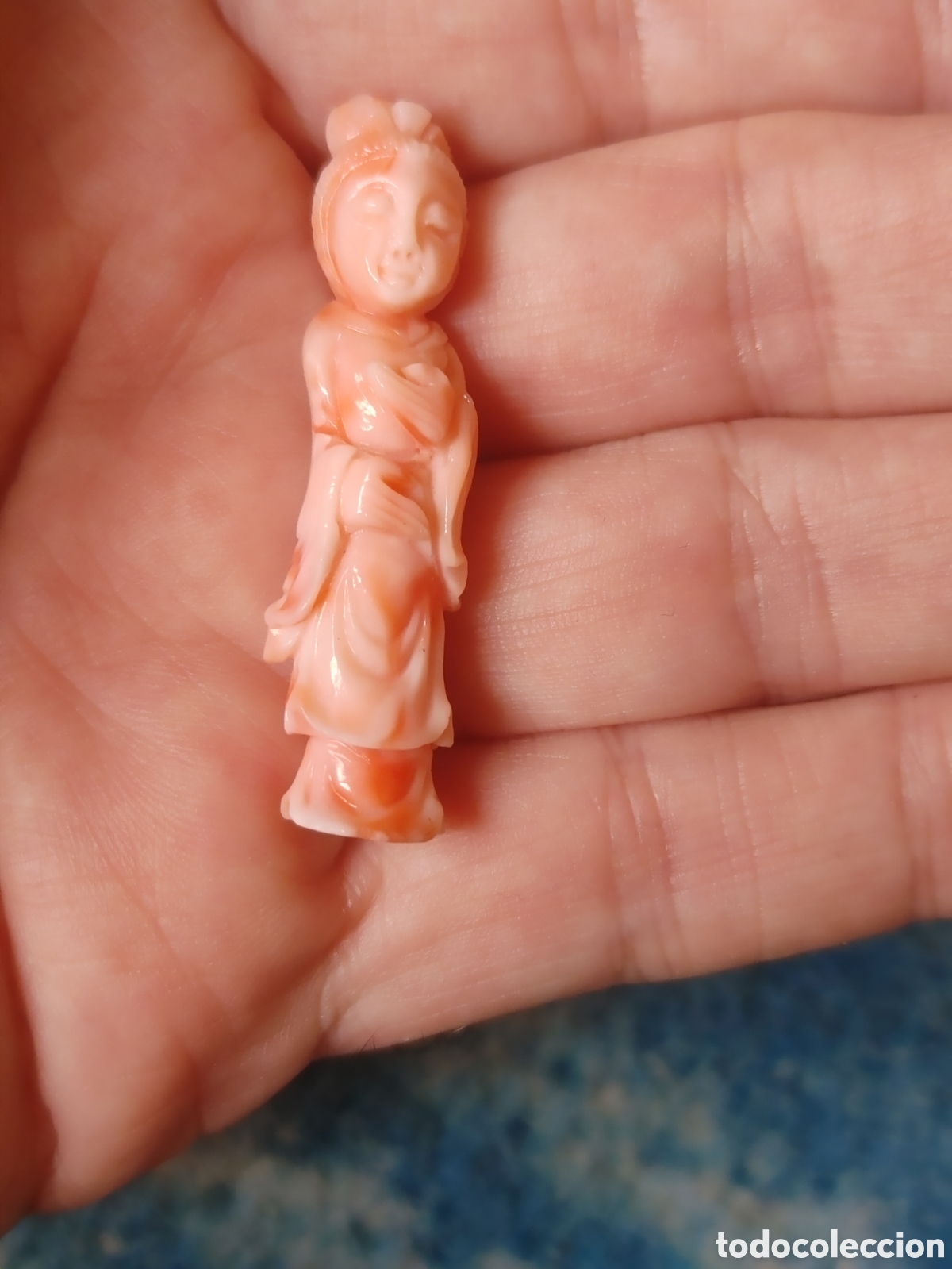 Arte: Peque&ntilde;a figura antigua china tallada a mano en coral.