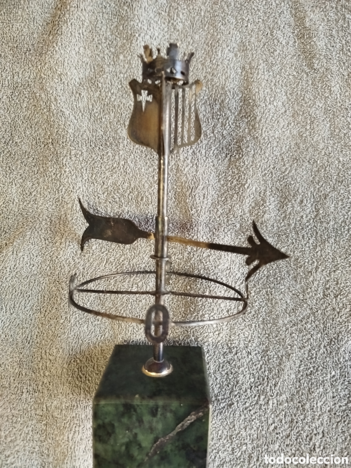 Arte: Escultura met&aacute;lica de veleta decorativa con pie de granito.