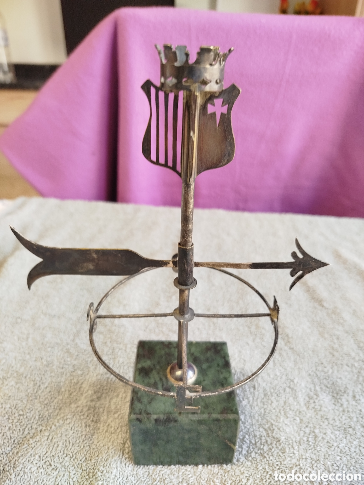 Arte: Escultura met&aacute;lica de veleta decorativa con pie de granito.