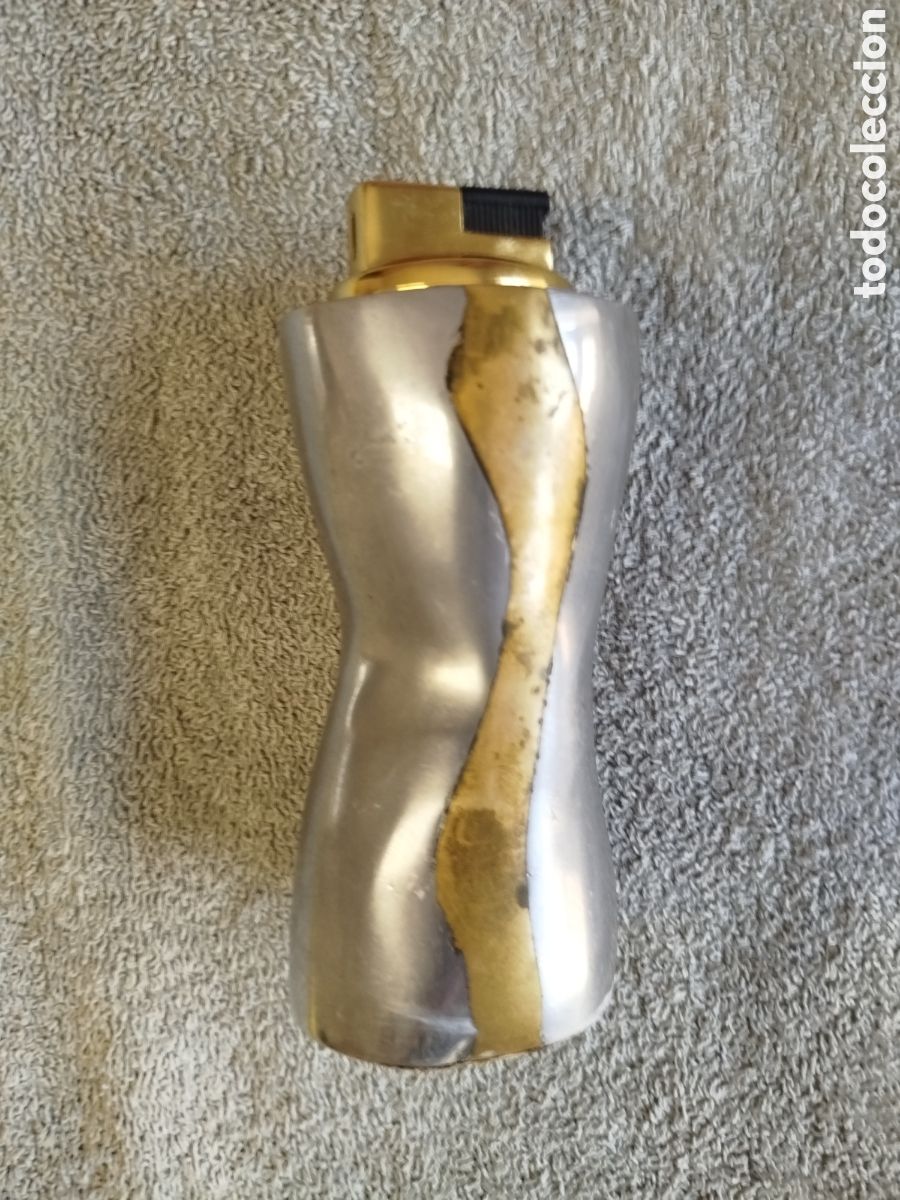 Arte: Escultura original forma de mechero zinc y bronce, de David Marshall