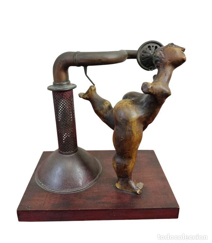 Arte: FIGURA ANTROPOMORFA CON AURICULAR. LAT&Oacute;N Y ELEMENTOS MET&Aacute;LICOS. EUROPA. FINALES DEL SIGLO XX.