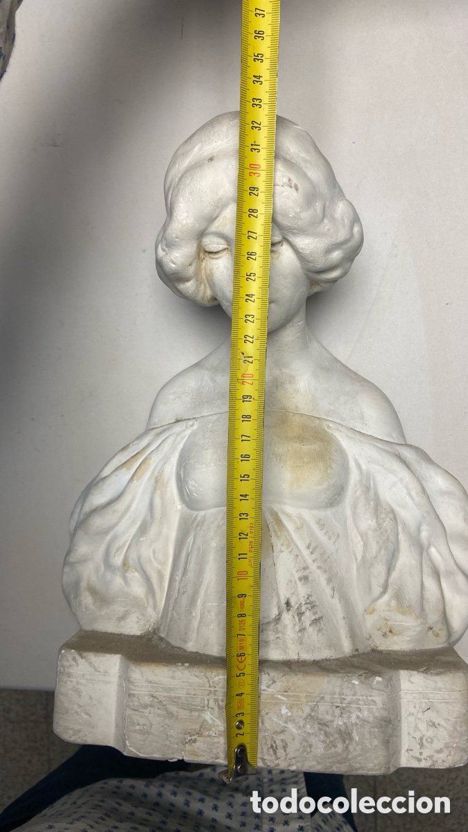 Arte: busto decorativo de taller, firma &ldquo;L. Escaler&rdquo; en yeso de mediados del siglo XX.