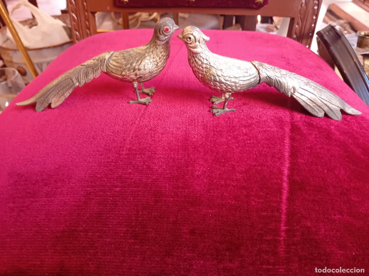 Arte: Pareja de faisanes antiguos de metal plateado con marca en las patas por debajo Pat