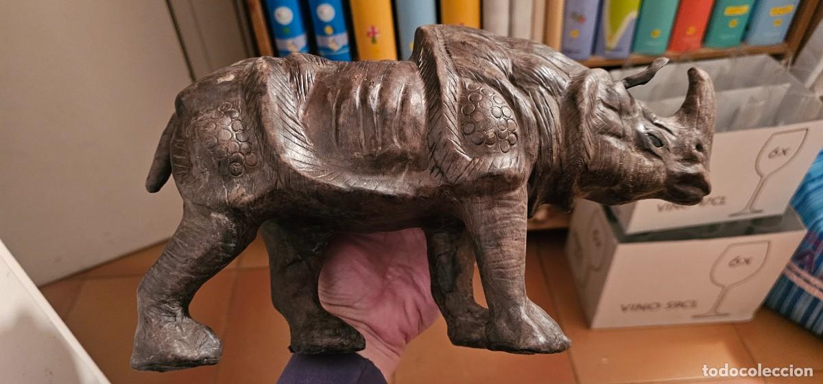 Arte: Preciosa escultura de rinoceronte de cuero