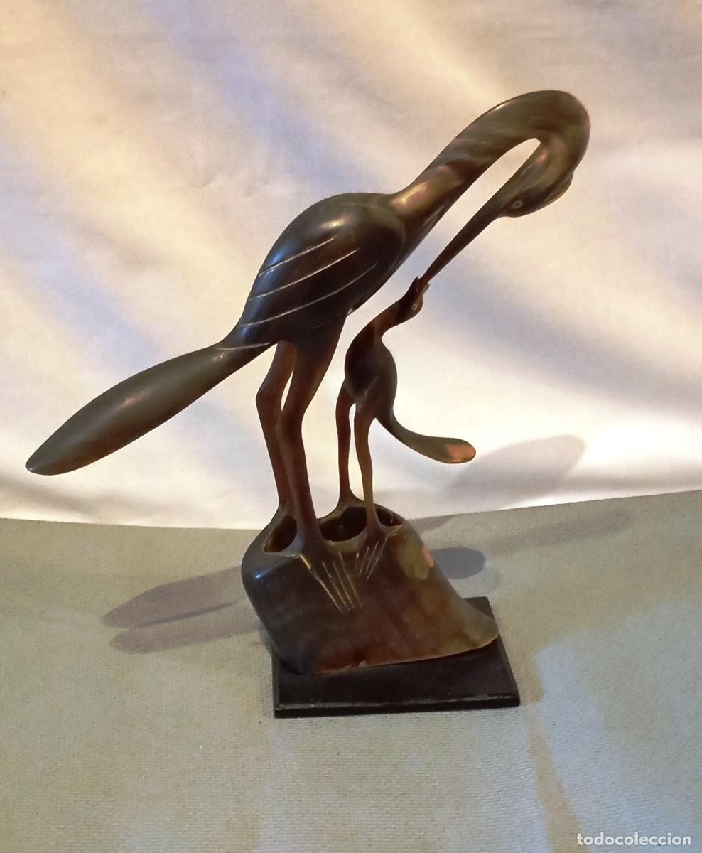 Arte: Escultura de dos garzas en cuerno