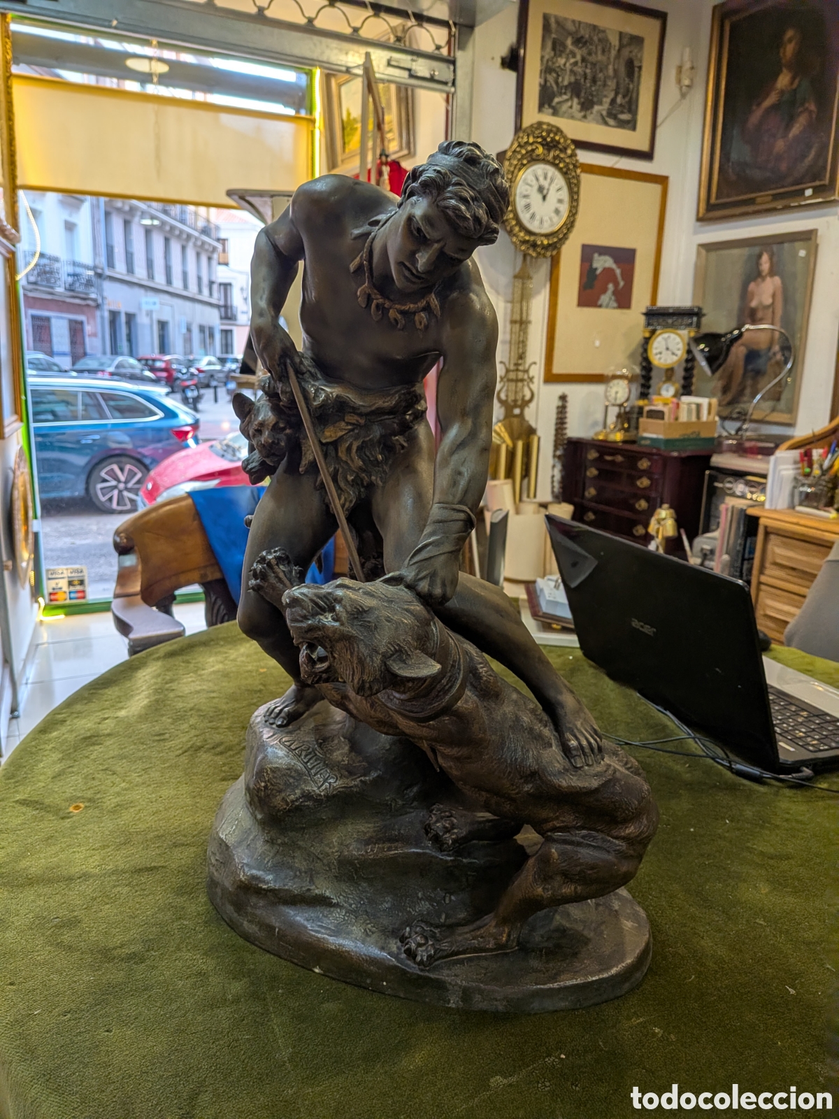 Arte: Escultura en calamina de estilo clasico representando lucha entre hombre y tigre. REF-453/1