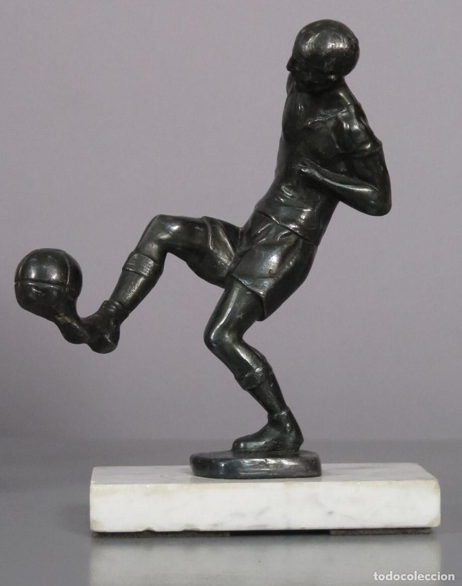 Arte: FUTBOLISTA. METAL PATINADO. HACIA 1920-30