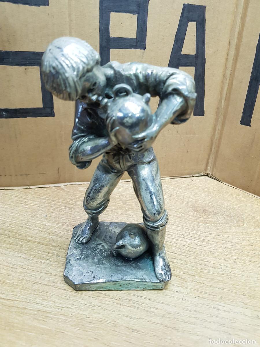 Arte: ESTATUA DE NI&Ntilde;O CON BOTIJO-BA&Ntilde;O DE PLATA