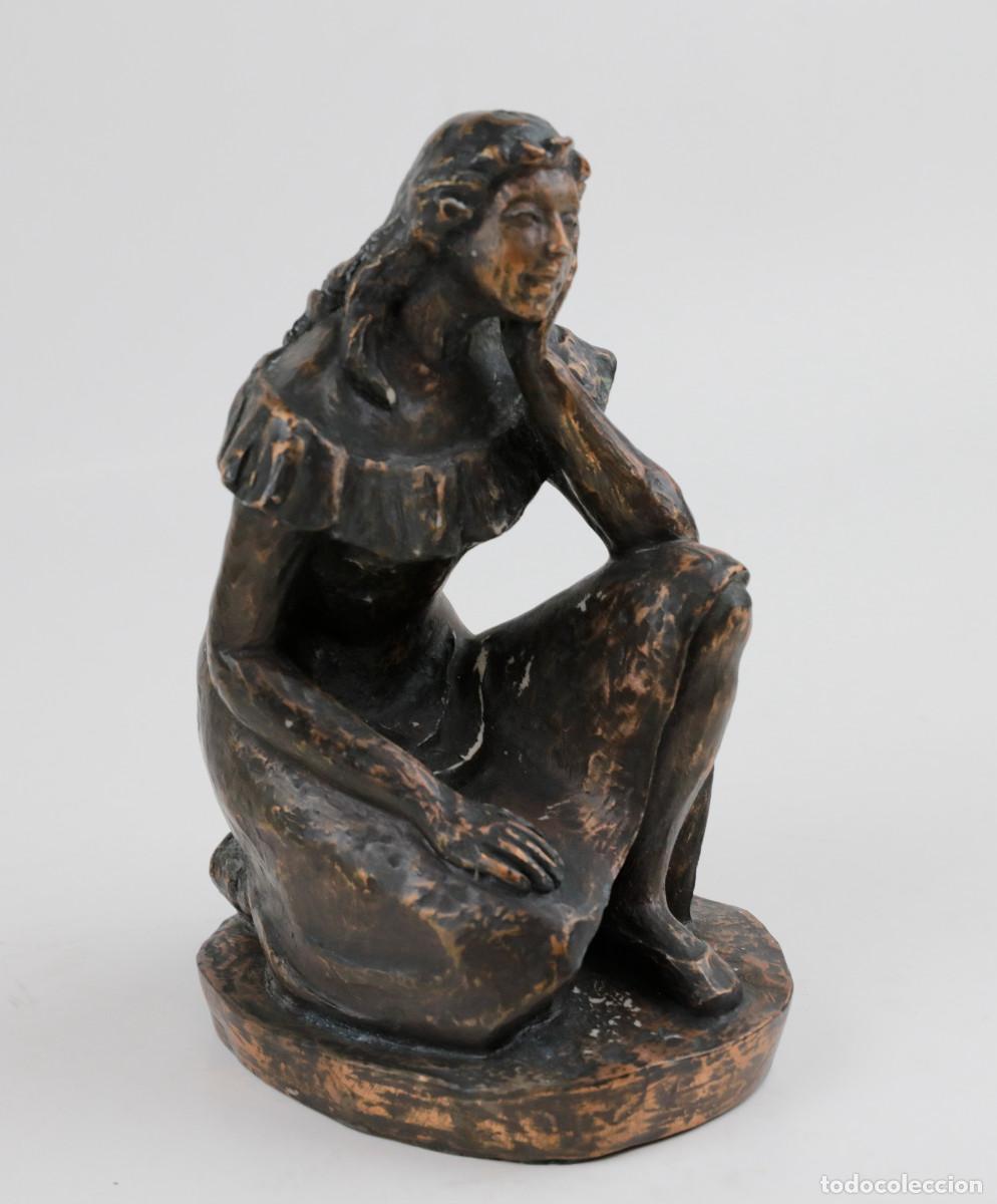 Arte: ESCULTURA EN METAL DE MUJER , FIRMA ILEGIBLE. 20 CM ALTURA.