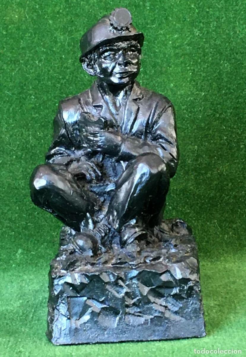 Arte: Figura de minero tallada en carb&oacute;n
