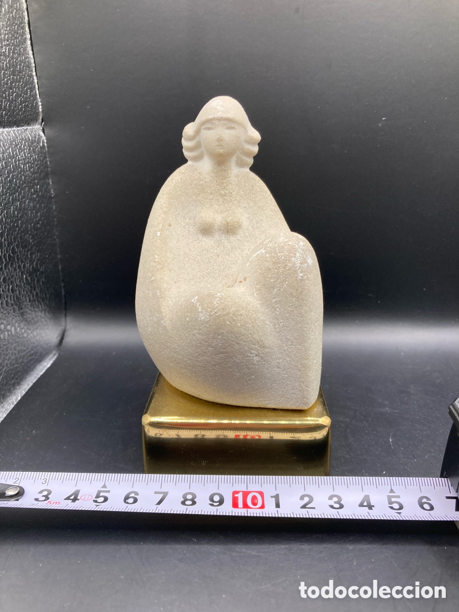 Arte: FIGURA ESCULTURA DE PIEDRA SOBRE BASE DE BRONCE CON SELLO EN LA BASE: BY STONE ART BELGIUM MARBELL