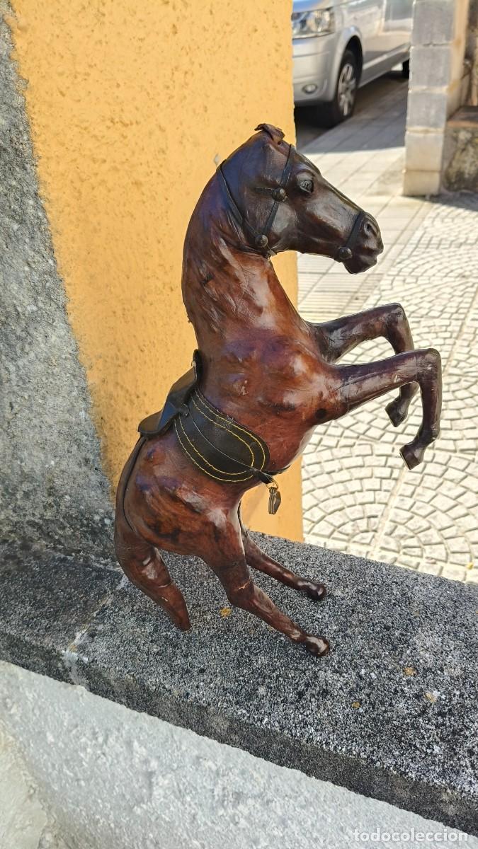 Arte: Sculpture d un cheval cuir d &eacute;poque 1960 art deco