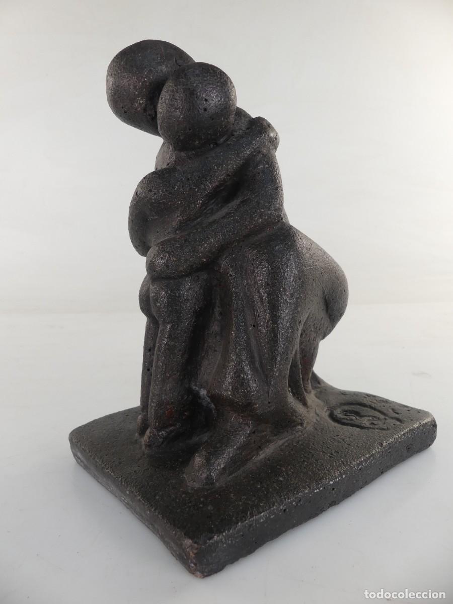 Arte: PRECIOSA ESCULTURA FIGURA DE UNA MADRE ABRAZANDO SU HIJO