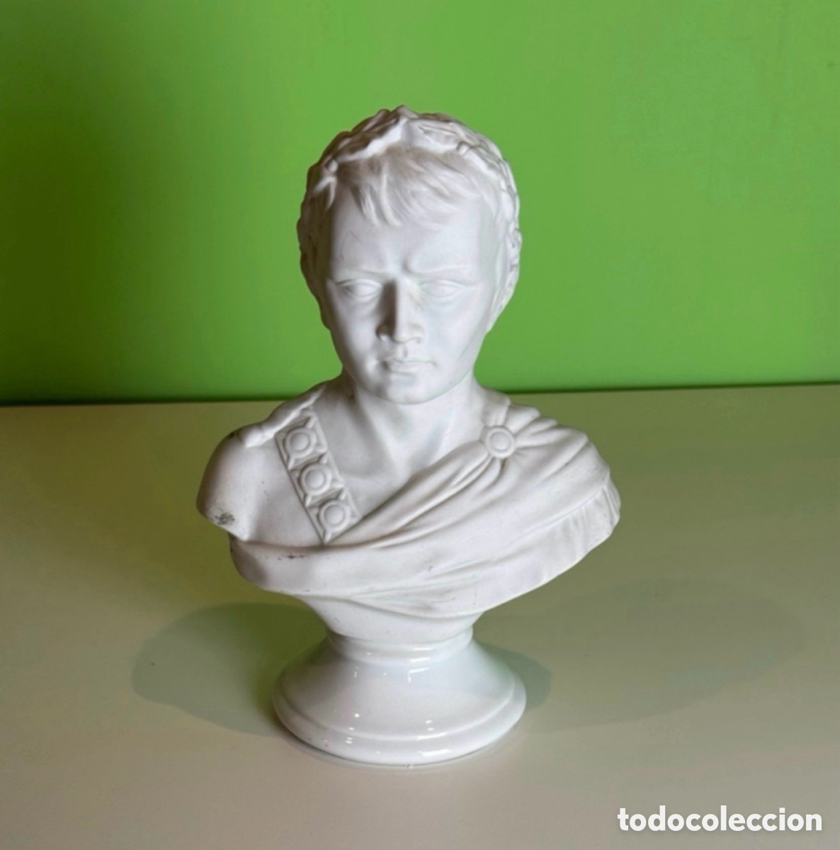 Arte: Figura en biscuit y base en porcelana. epresentando busto de romano. Con sello en la base.25 cm alto