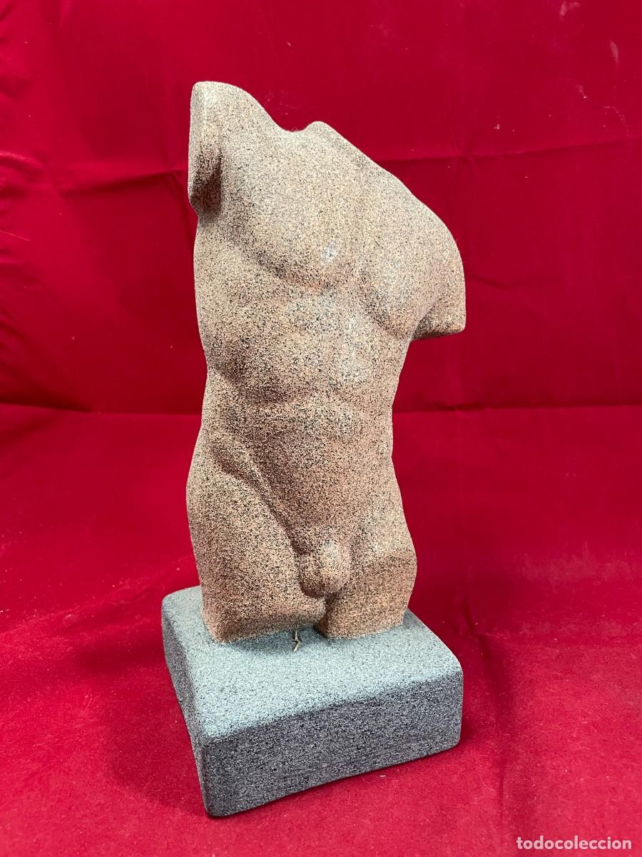 Arte: Torso Masculino Cl&aacute;sico. Escultura Inspiraci&oacute;n Helen&iacute;stica. 28 cm. Acabado Arena. Muy Bueno.