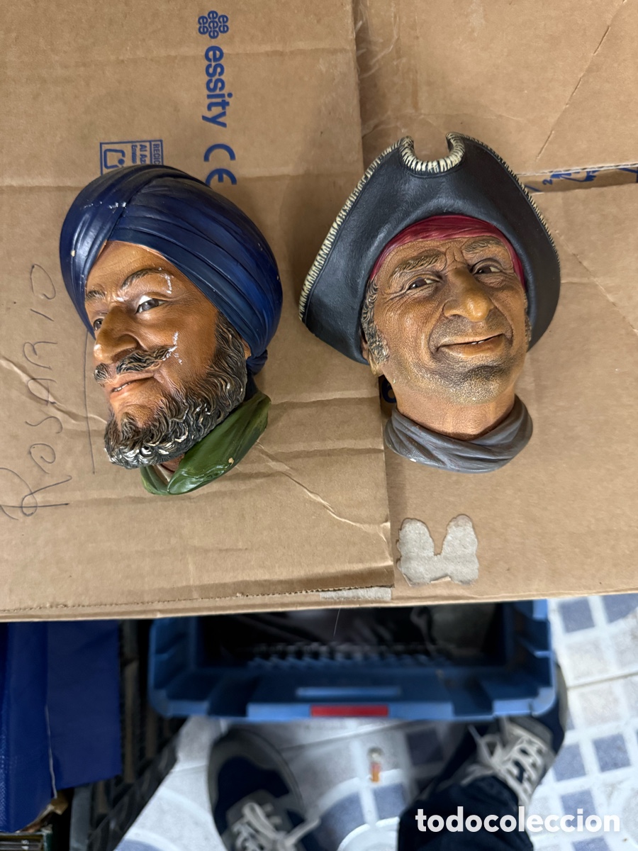 Arte: Lote de 2 cabezas de escayola policromadas, inglesas, tal y como se ven
