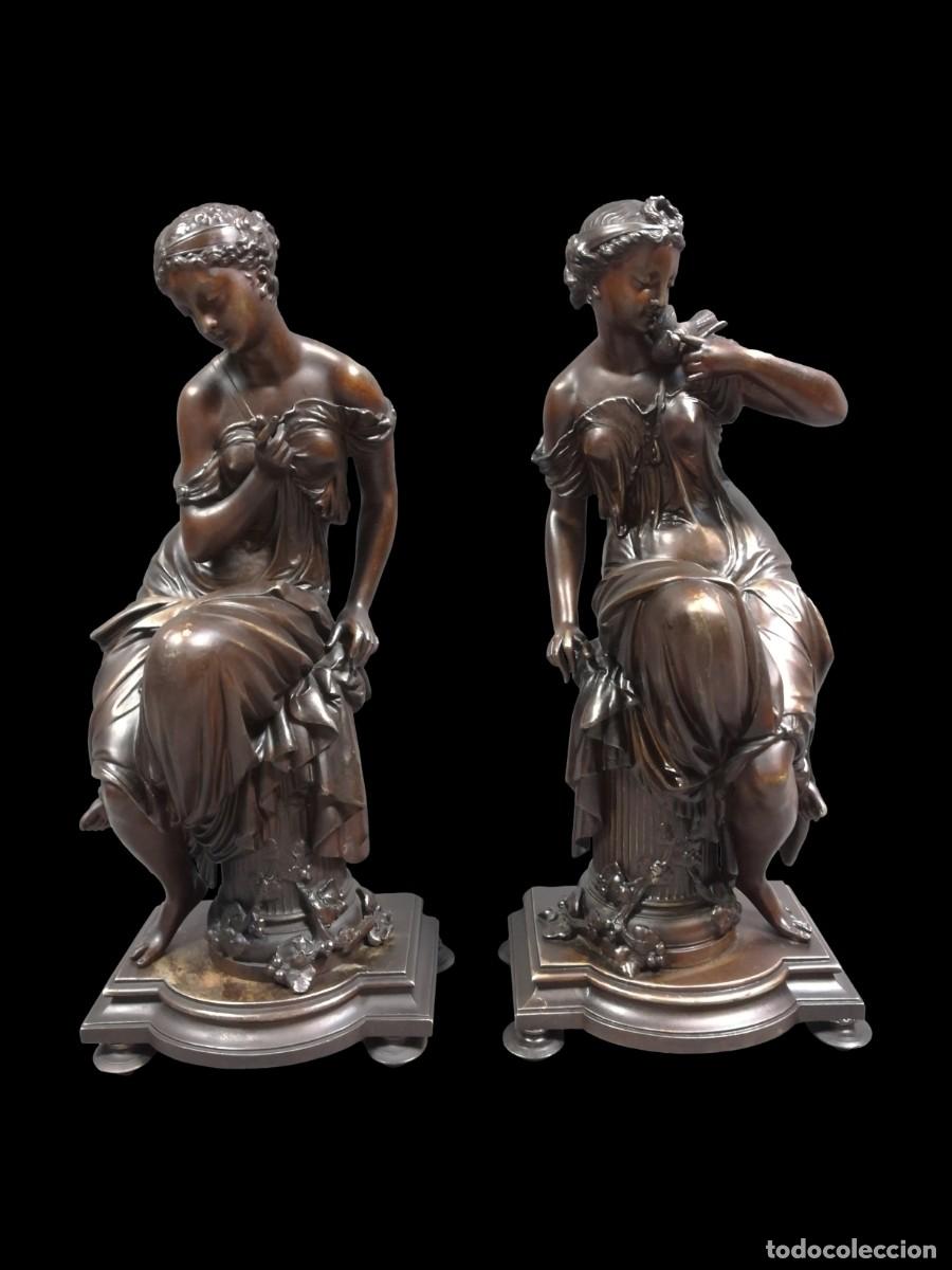 Art: PAREJA FIGURAS DE CALAMINA DAMAS GRIEGAS SENTADAS SOBRE PLINTOS DE COLUMNAS