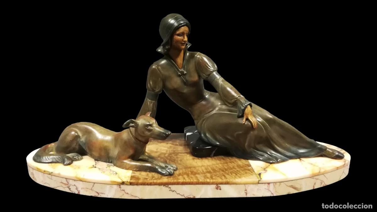Arte: ESCULTURA CALAMINA ART DECO MUJER CON PERRO, FIRMADA CIPRIANI