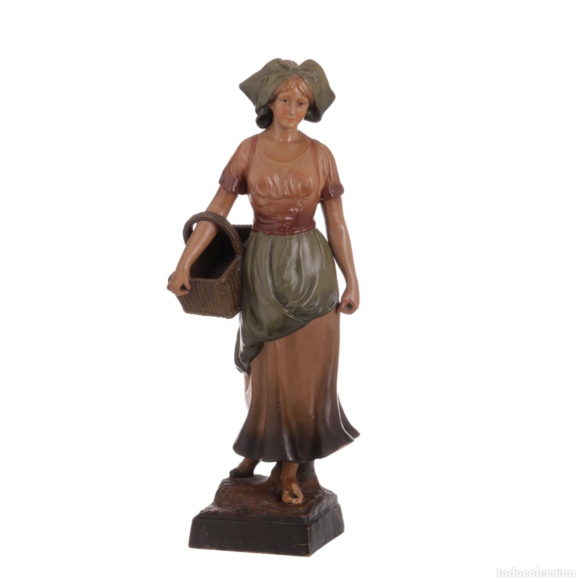 Arte: Escultura - Figura femenina con cesta de barro - J. Bello Filho