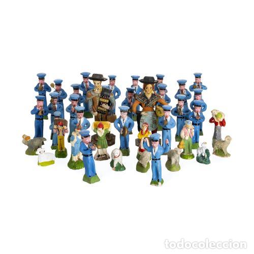 Kunst: Escultura: figuras tradicionales de m&uacute;sicos y ovejas.