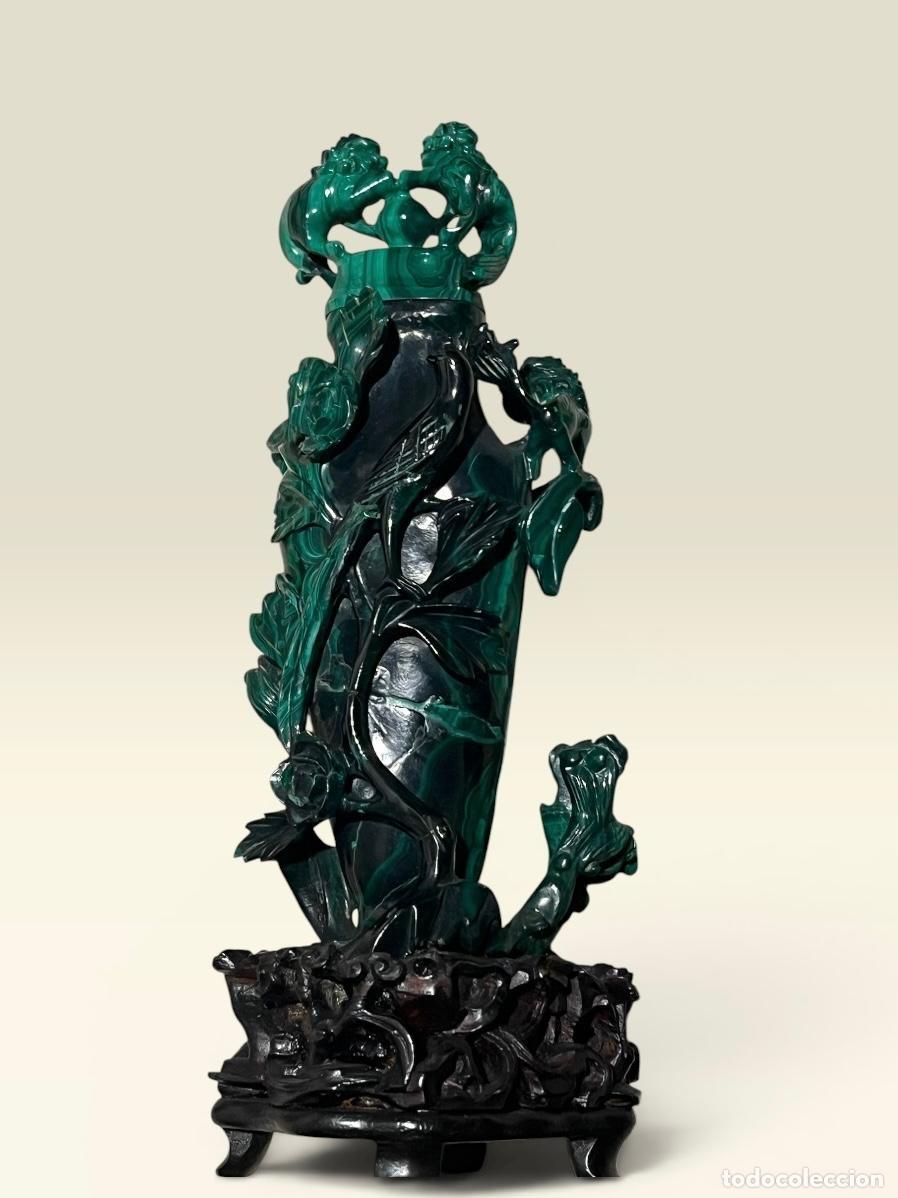 Arte: S XX Estatuilla de malaquita tallada: urna con perros,leones Foo.