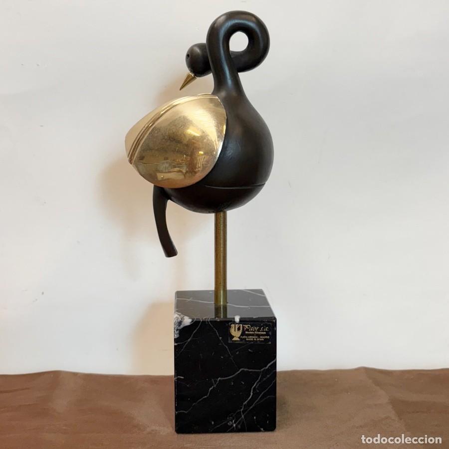 Arte: Escultura de un Ave Estilizada