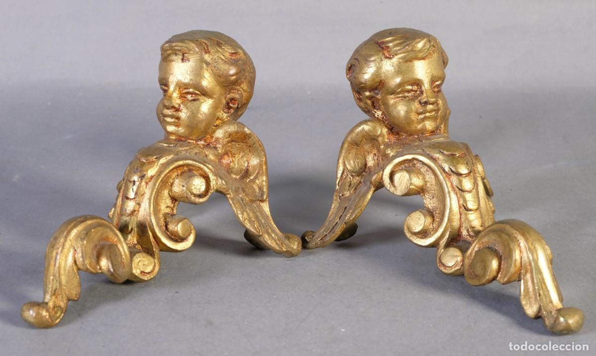 Arte: PAREJA DE ESQUINERAS PARA MUEBLE REPRESENTANDO &Aacute;NGELES EN METAL DORADO SIGLO XIX