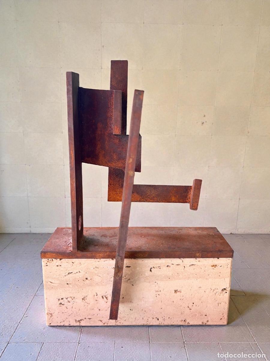 Arte: Escultura en acero corten &rdquo;Capa&rdquo;, (Santiago L&oacute;pez?)
