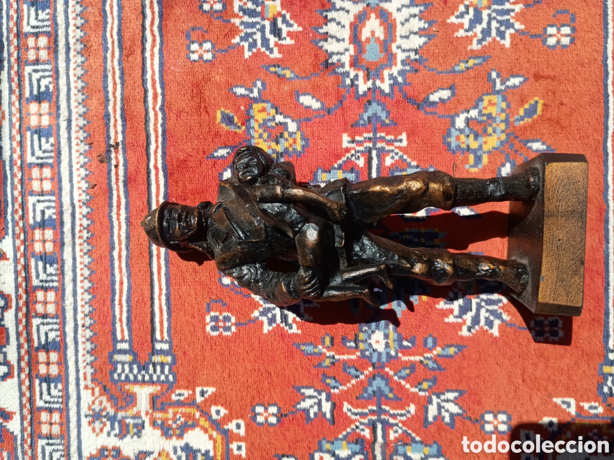 Arte: Escultura bombero salvando ni&ntilde;o