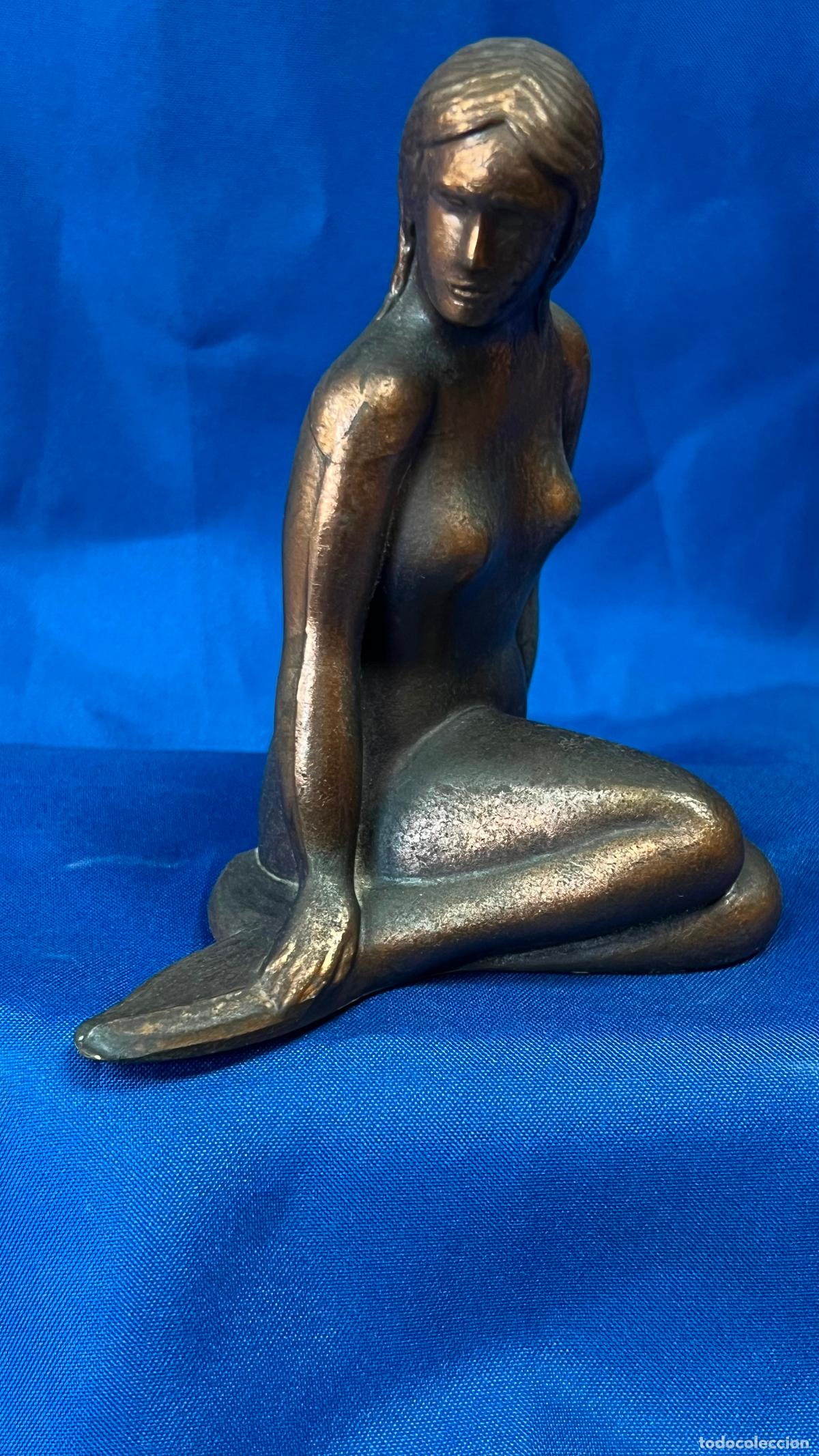 Art: Antigua Escultura de Sirena Sentada en Bronce o Metal Patinado. Figura de Vitrina Vintage