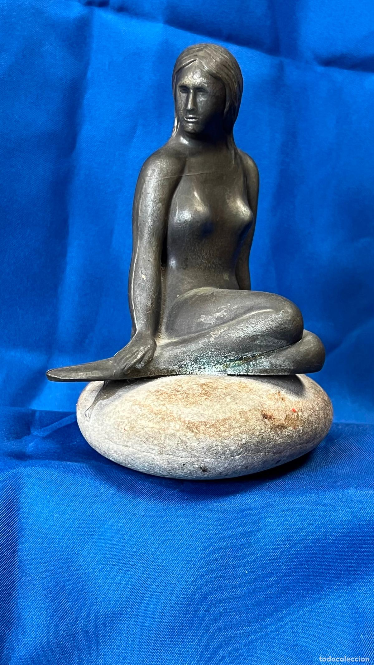 Arte: ESTATUILLA DE LA SIRENITA DE COPENHAGUE EN METAL SOBRE PEANA DE PIEDRA NATURAL