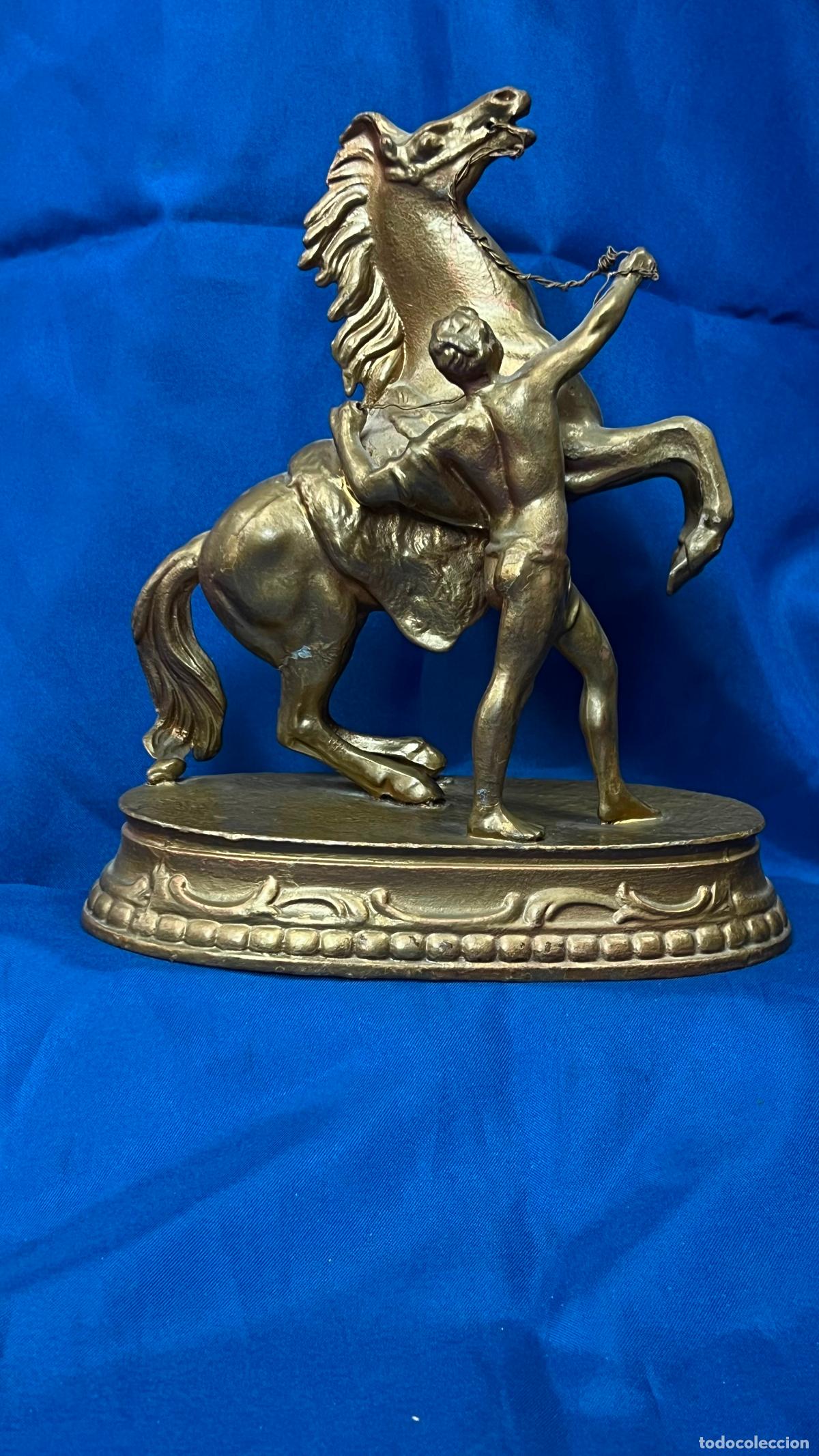 Arte: Antigua Escultura de Caballo de Marly con Domador en Calamina Dorada. Estatua de Mesa Vintage