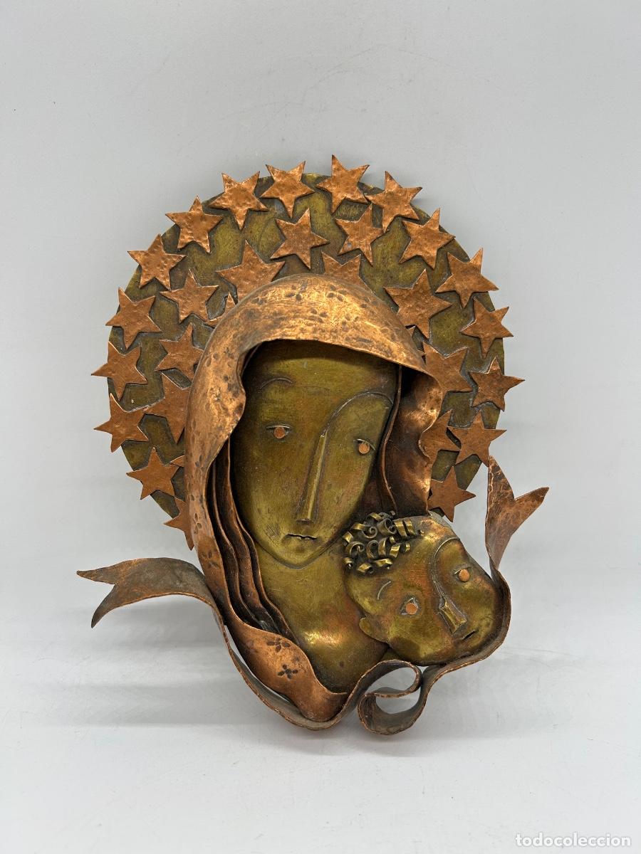 Arte: JOSEP OBIOLS I PALAU. Barcelona (1894 - 1967) - Escultura Mural de Madonna con Ni&ntilde;o Jes&uacute;s en metal