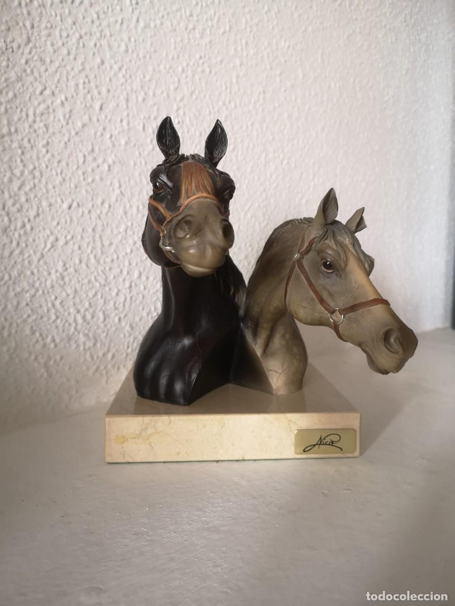Arte: Escultura hiperrealista de caballos sobre peana de m&aacute;rmol firmada por Nico