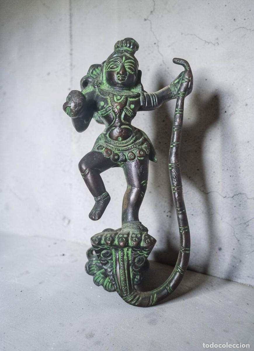 Arte: Tirador de puerta de Krishna bailando sobre la serpiente Kaliya.