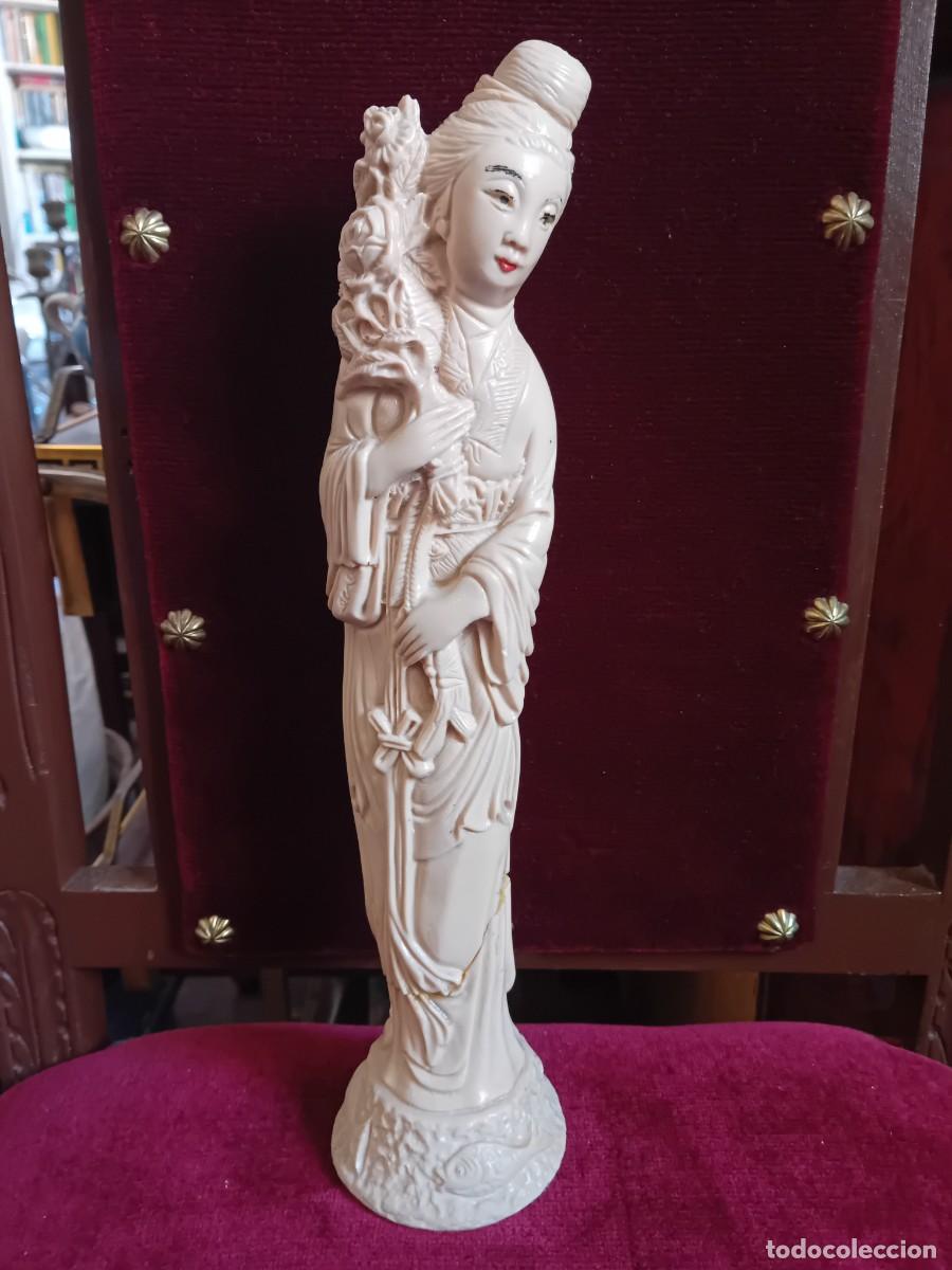 Arte: Mujer china con ramo de flores de loto realizada en marcelina d&eacute;cada de 1960