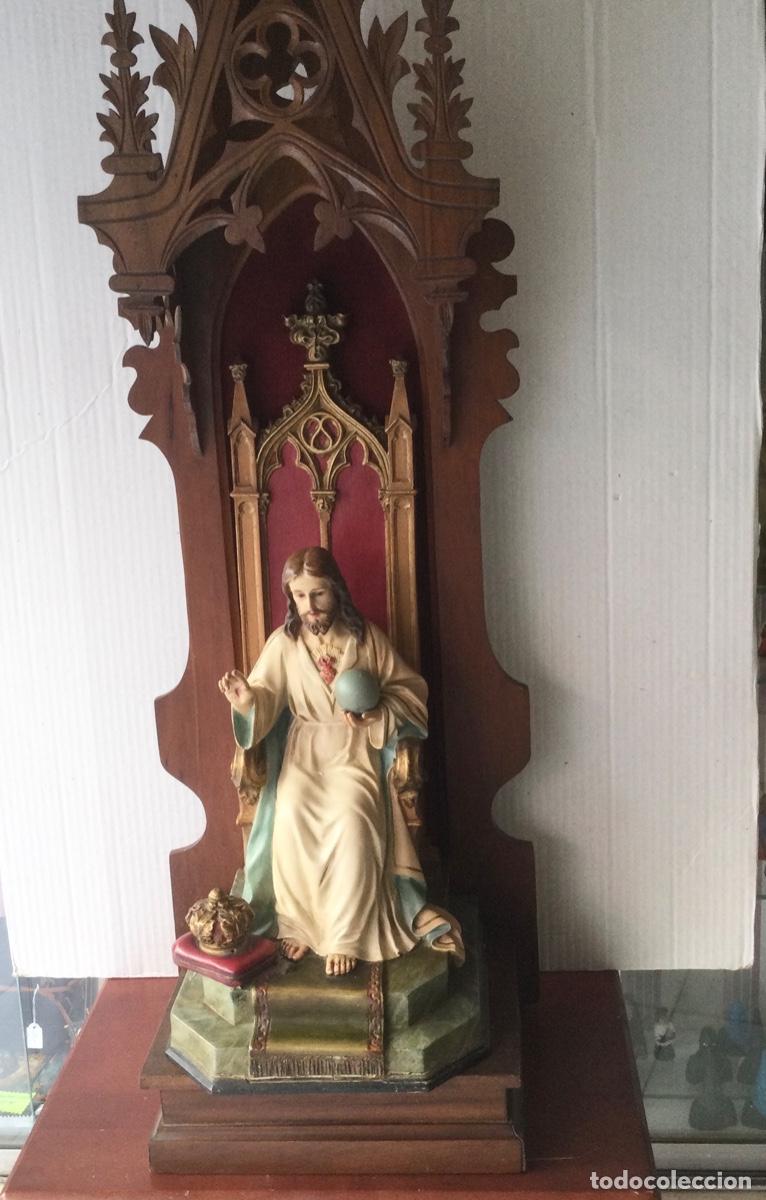 Arte: Sagrado Coraz&oacute;n de Jes&uacute;s entronizado con capilla en talla de madera