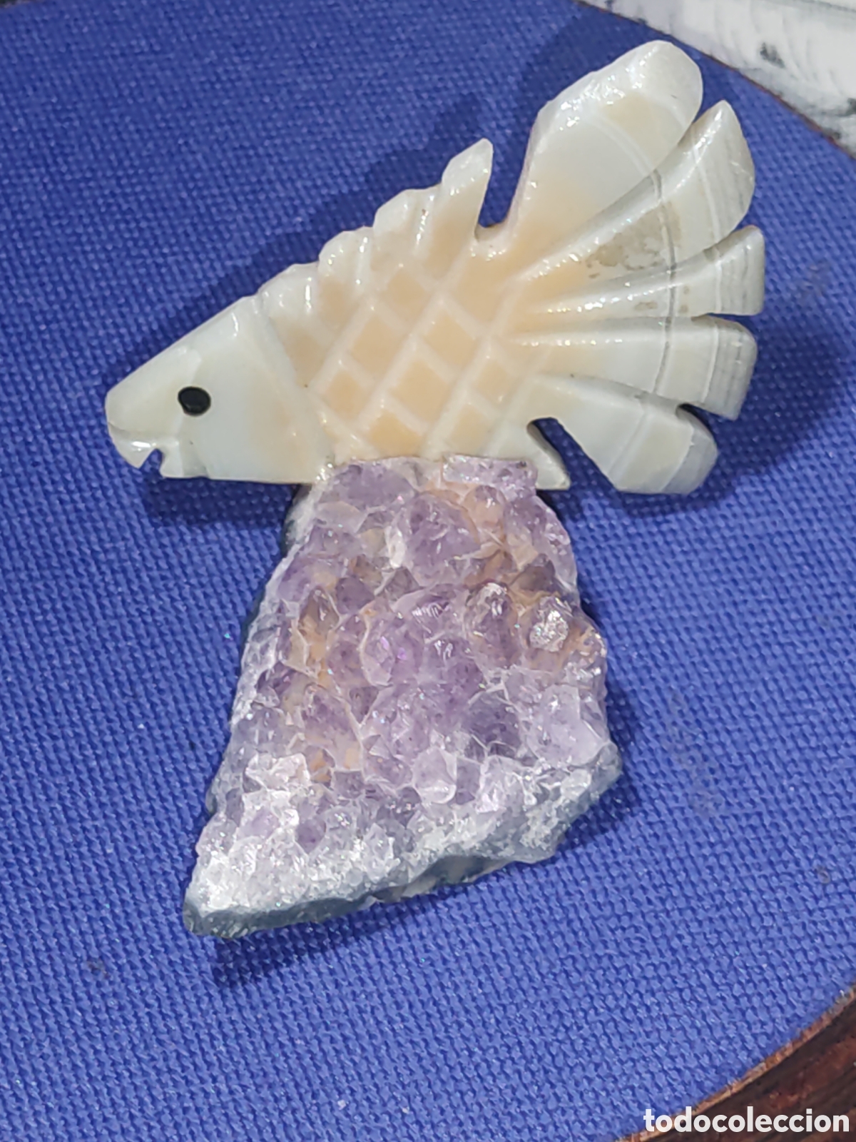 Arte: Pez tallado en &oacute;nice Lux White con amatista natural.