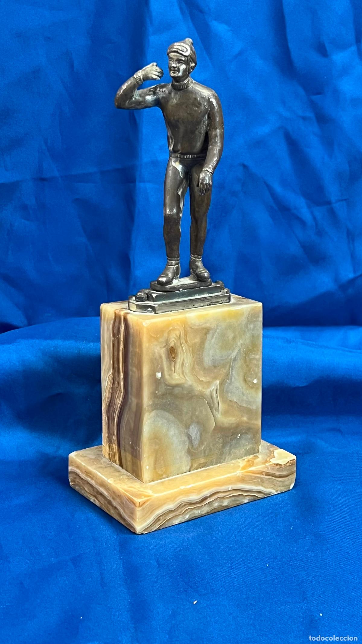 Arte: INTERESANTE FIGURA ESCULT&Oacute;RICA VINTAGE DE ESQUIADOR / DEPORTISTA DE INVIERNO SOBRE GRAN PEDESTAL DE