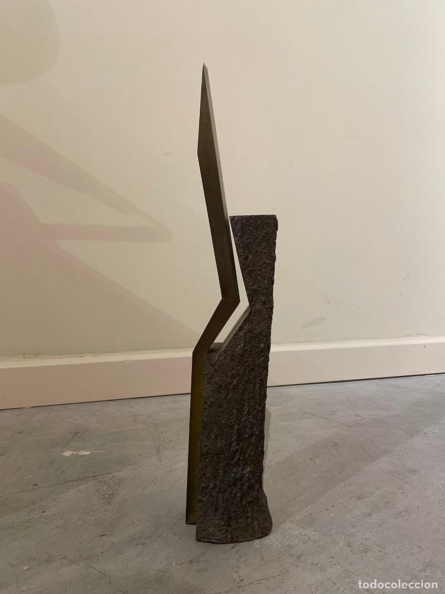 Art: Escultura en acero del artista asturiano Fernando Alba (1944) realizada en 1979.