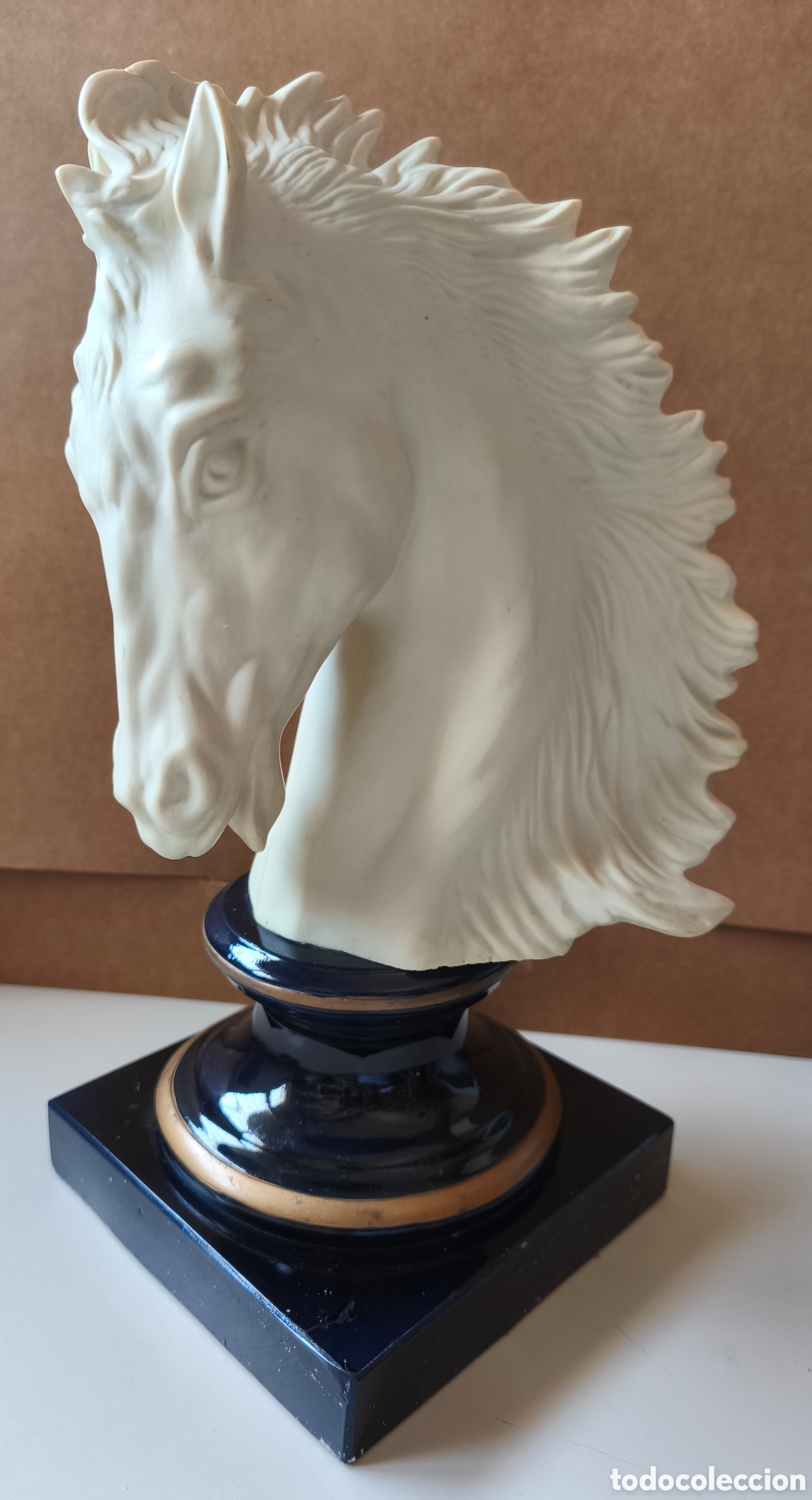 Arte: ESCULTURA CABEZA DE CABALLO DE CERAMICA CON PEANA.