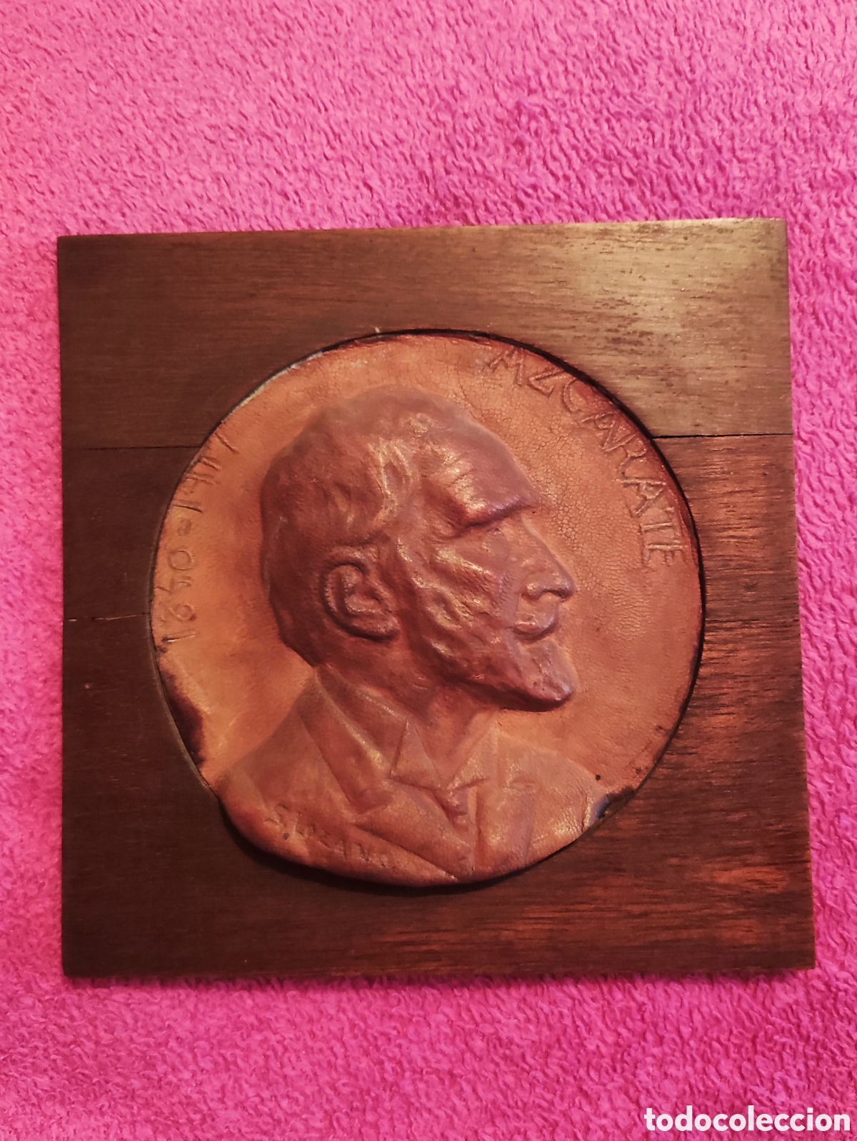 Arte: AZC&Aacute;RATE, Gumersindo de, RELIEVE EN CUERO SOBRE MADERA