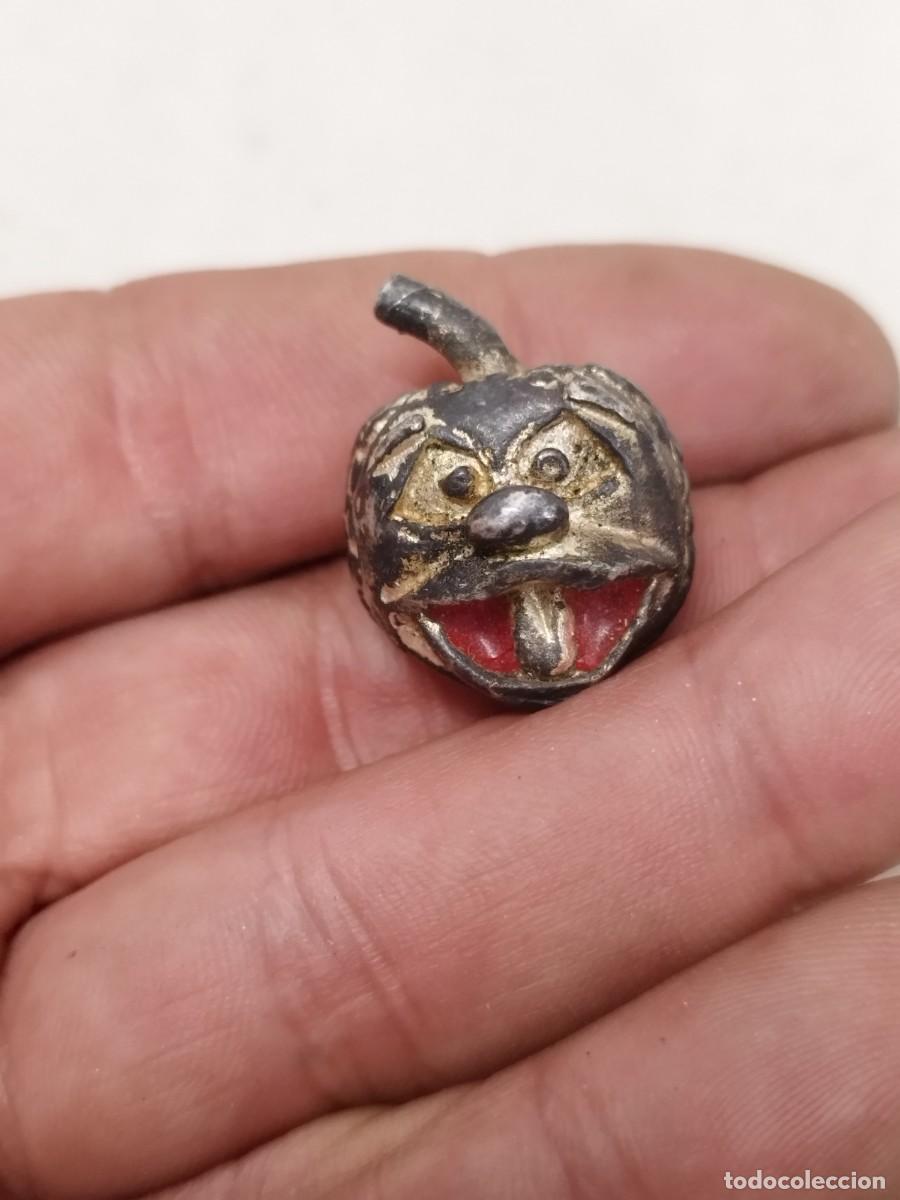 Arte: Antigua peque&ntilde;a calabaza en miniatura, en metal.