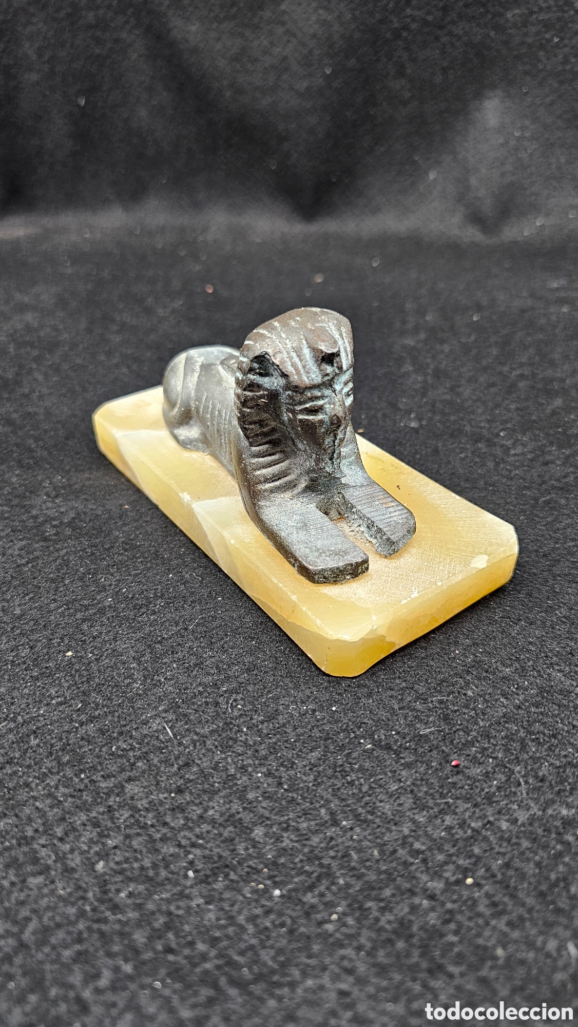Arte: Esfinge de metal sobre m&aacute;rmol
