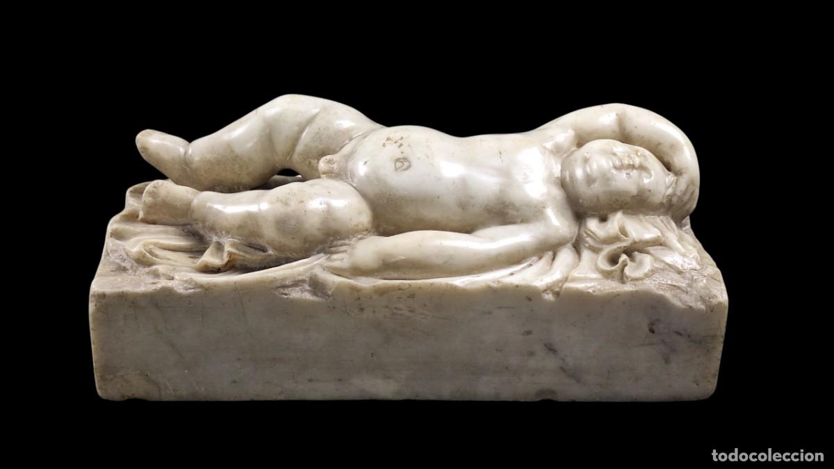 Arte: Ni&ntilde;o dormido. M&aacute;rmol blanco Carrara. Italia. Siglo XIX. 15 x 36 x 17,5 cm. 17,5 kilo.