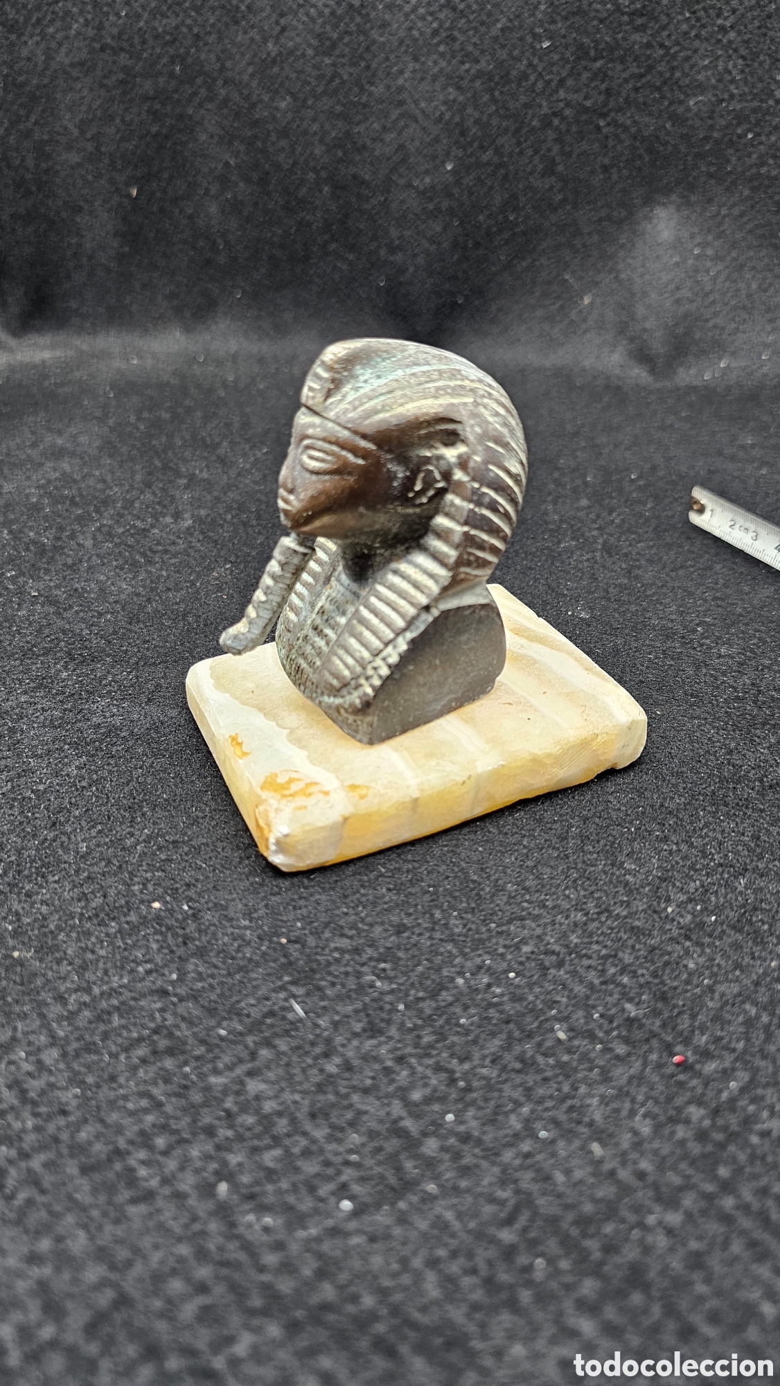 Arte: Busto de metal fundido de Tutankamon