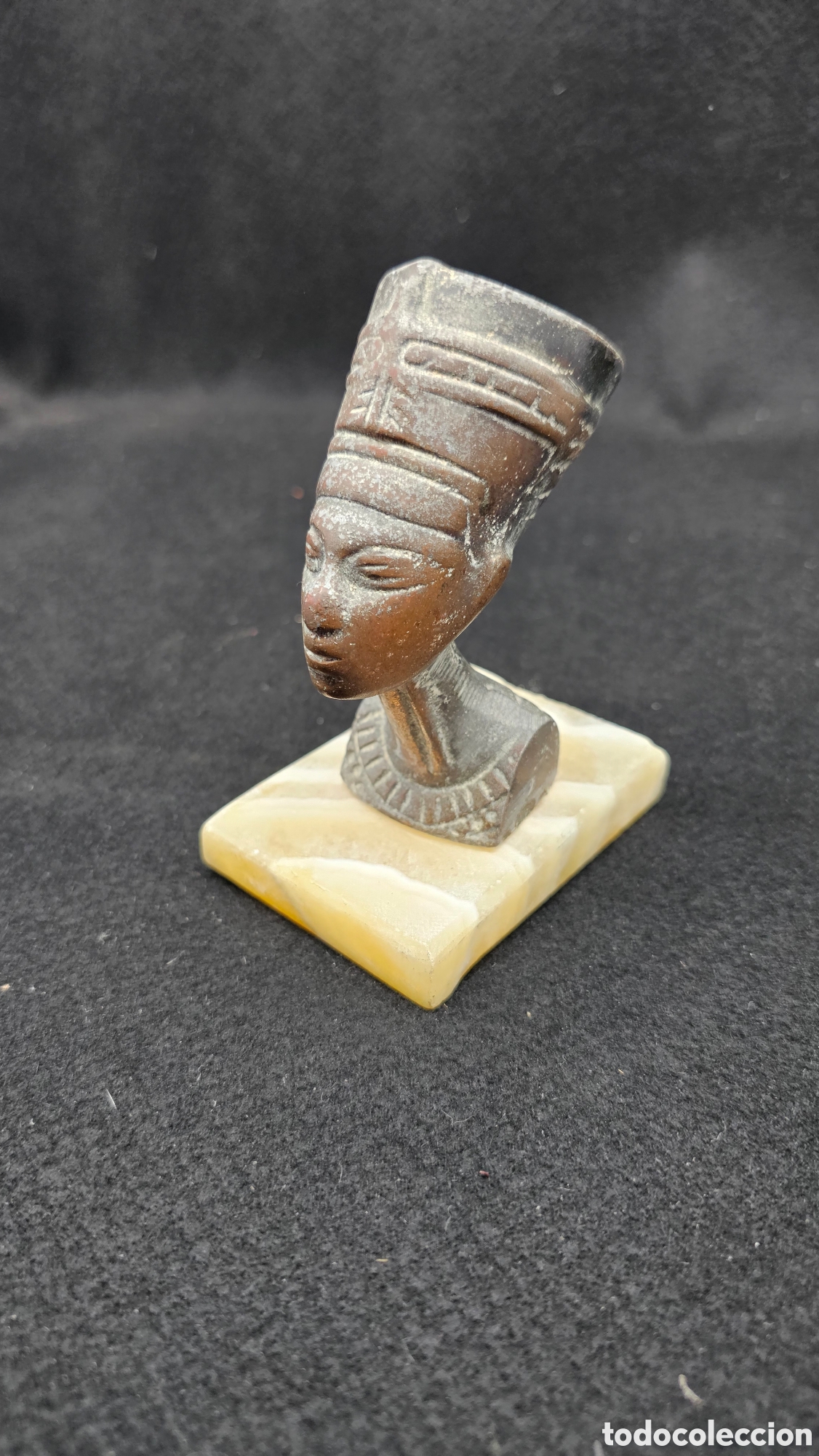Arte: Busto de metal Nefertiti
