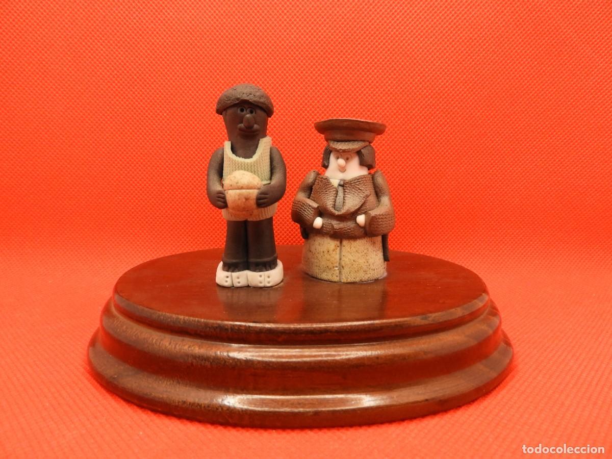 Arte: Escultura costumbrista de gres policromado sobre peana de madera. Caricatura/Sat&iacute;rica. S. XX